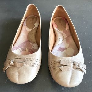 Born Jazzy flats Color is taupe